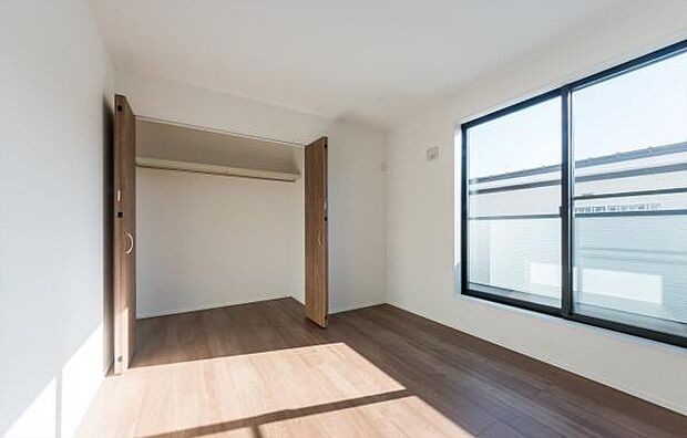 「クローゼット収納」大きく収納量豊富なクローゼット。奥行も納得サイズのクローゼット。