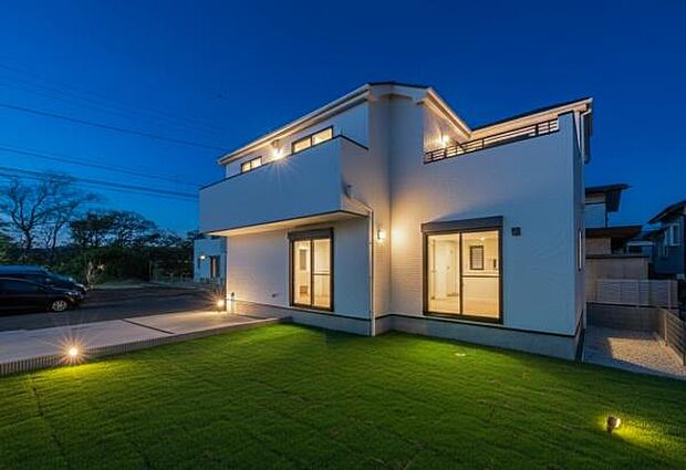 「マイホームの喜びを感じる」スタイリッシュなデザインに心満たされる。憧れのマイホームに相応しい美しく映える外観です。（画像の一部にAIによる加工や編集を施しているため実際と異なります）