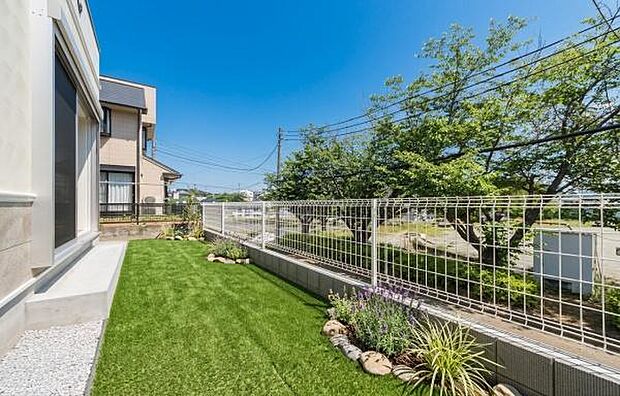 「ガーデンエリア」（画像の一部エクステリア、人工芝、植栽を配置したイメージ画像のため、実際にオプション工事をされる際は有料となります）