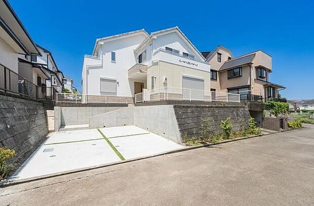 「街並みに溶け込むシンプルなデザイン」飽きのこないシンプルなデザイン。一生のマイホームだからずっとここで暮らしたい。家族の人生とともにあるマイホーム。