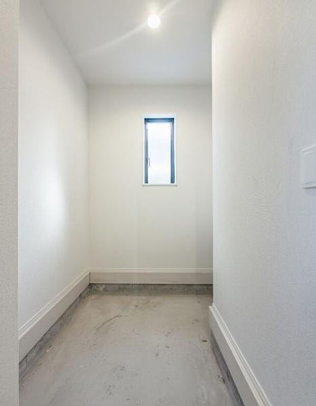 「シューズクローク付き」「玄関に靴がいっぱいで、出入りしにくい」こんなお悩みを解決するのが、「シューズクローク」です。