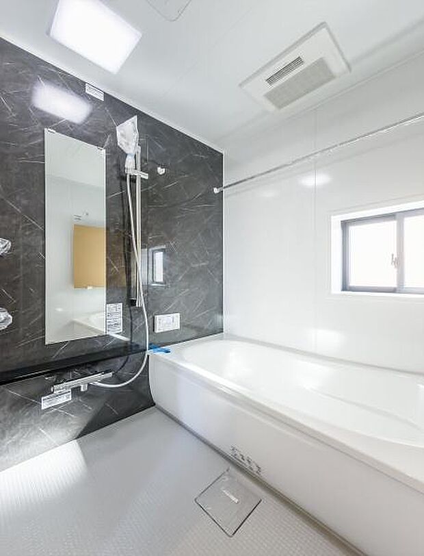 「疲れを癒す空間」広々とした雰囲気の良いバスルーム。お子様と一緒にお風呂に入る楽しみ、思い出の一ページが刻まれる大切な瞬間