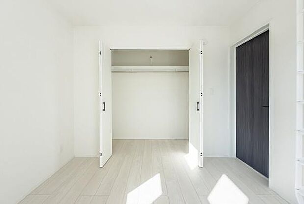 「クローゼット収納」大きく収納量豊富なクローゼット。奥行も納得サイズのクローゼット。