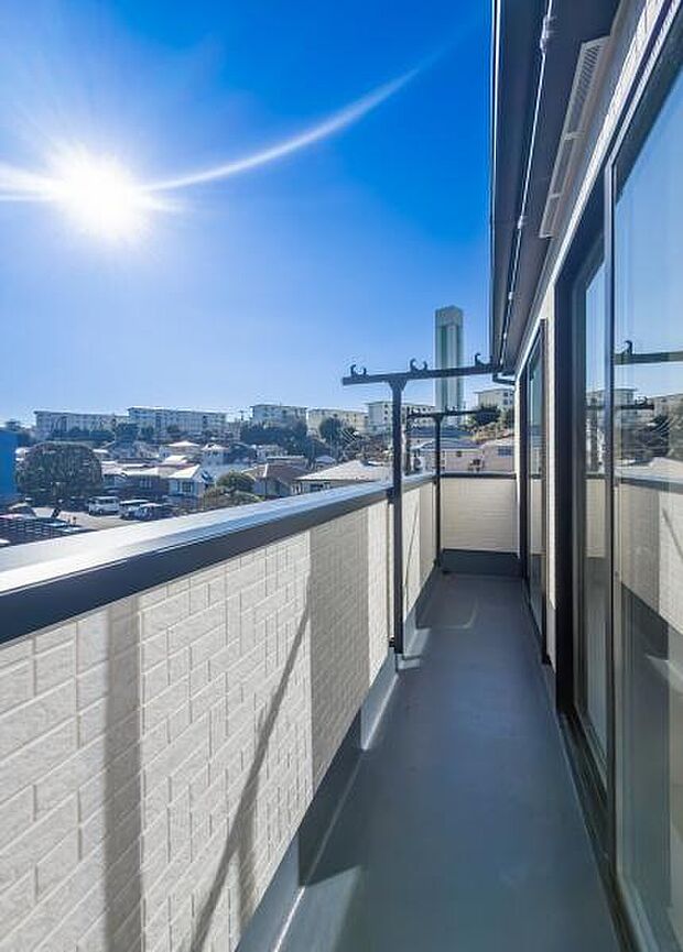 「広い使いやすいバルコニー」陽ざしがたっぷり降り注ぐ、広々としたバルコニー付き住まい。