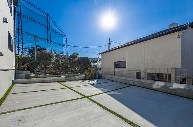 「広々カースペース」2台駐車可能な車庫スペース。