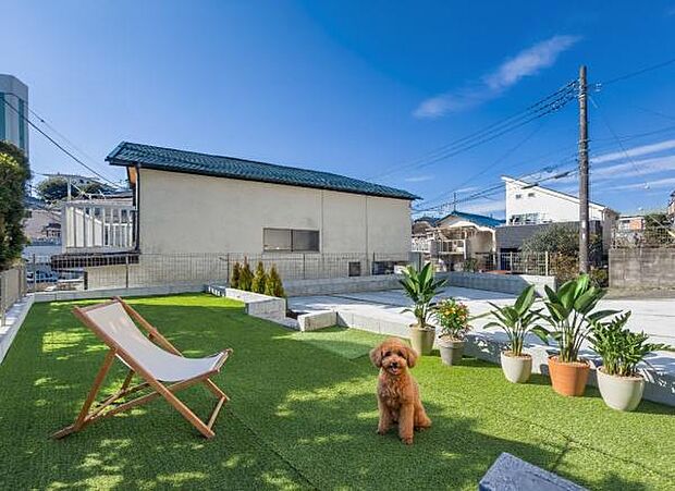 「憧れのガーデンライフ」美しい碧空とガーデンライフが可能な広々ガーデンハウス(画像の一部AIによる画像処理及びCGにて家具や植栽等を配置しているイメージ画像です。実際とは異なります)