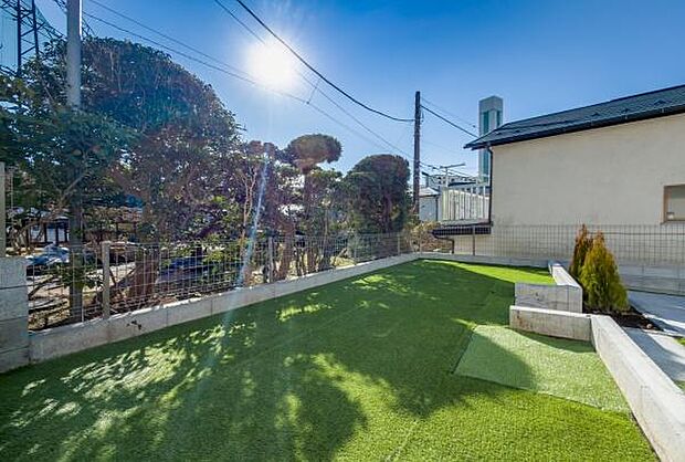 「憧れのガーデンライフ」美しい碧空とガーデンライフが可能な日々の暮らしを豊かに彩ります。