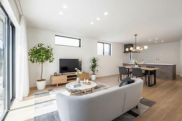 「上質な空間を」開放感と日当たりの良さに恵まれたリビング空間。（本画像はCGにて家具を配置しております。実際に家具はおかれておりません。）