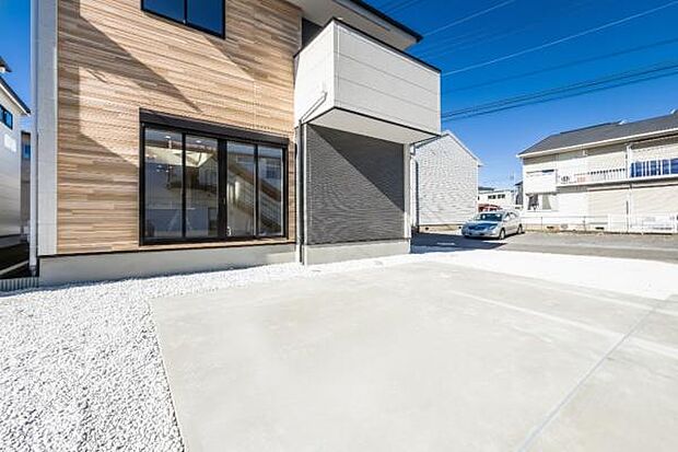 「広々カースペース」広々とした駐車場は2台可、バイクや自転車スペースにも余裕がございます。