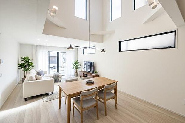 「上質な空間を」開放感と日当たりの良さに恵まれたリビング空間。（本画像はCGにて家具を配置しております。実際に家具はおかれておりません。）