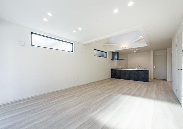 「家族が大好きなリビング」みんなが集まる広いリビング。みんなが大好きなリビングで家族団らん。みんなが集まるからこそ、一層の開放感を手にする素敵な住まい。