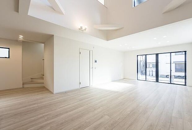 「家族が大好きなリビング」みんなが集まる広いリビング。みんなが大好きなリビングで家族団らん。みんなが集まるからこそ、一層の開放感を手にする素敵な住まい。