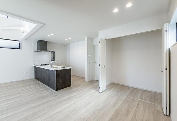 「クローゼット収納」大きく収納量豊富なクローゼット。奥行も納得サイズのクローゼット。