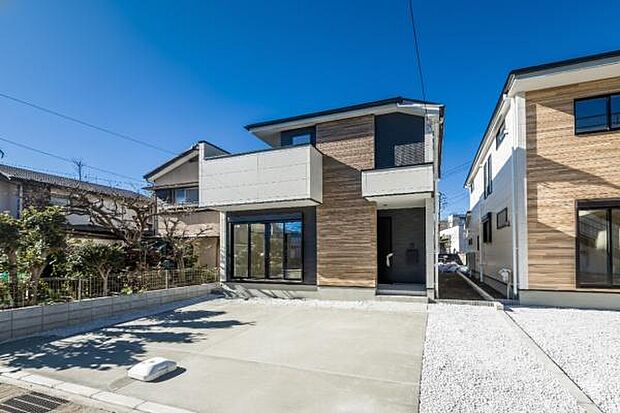 「広々カースペース」広々とした駐車場は2台可、バイクや自転車スペースにも余裕がございます。