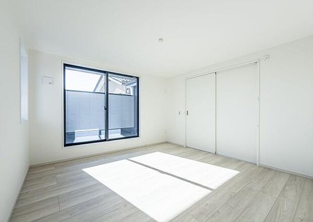 「主寝室」明るく広々主寝室。ダブルベッドも楽々配置可能です。