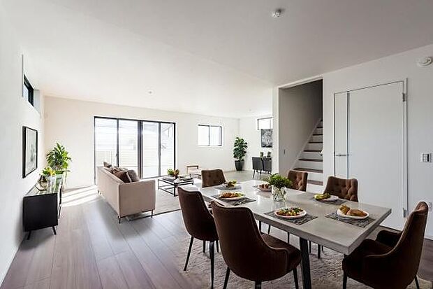 「上質な空間を」開放感と日当たりの良さに恵まれたリビング空間。（本画像はCGにて家具を配置しております。実際に家具はおかれておりません。）