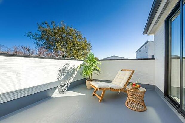 「広い使いやすいバルコニー」陽ざしがたっぷり降り注ぐ、広々としたバルコニー付き住まい。（本画像はCGにて家具や植栽を配置しております。実際に家具はおかれておりません。）