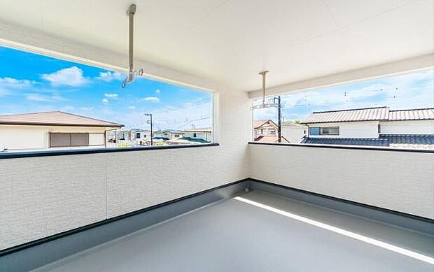 「広い使いやすいバルコニー」陽ざしがたっぷり降り注ぐ、広々としたバルコニー付き住まい。