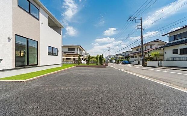 「広々カースペース横並び4台」車高を気にしなくて良い。広々駐車可能な車庫スペース。