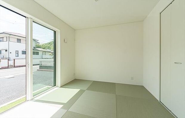 癒しの「和」空間リビング横に設けられた和室スペース。お子様のプレイルームやお客様のお部屋として利用価値は高いです。