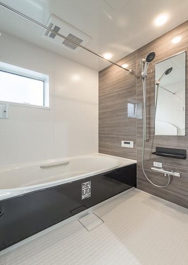 「疲れを癒す空間」広々とした雰囲気の良いバスルーム。お子様と一緒にお風呂に入る楽しみ、思い出の一ページが刻まれる大切な瞬間