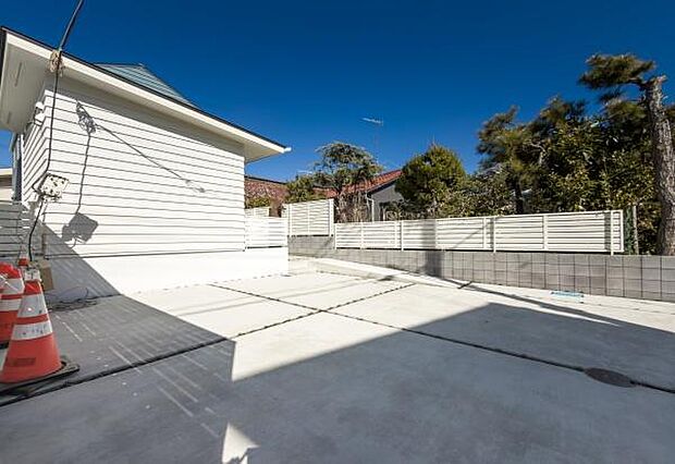 「広々カースペース」2台駐車可能な車庫スペース。