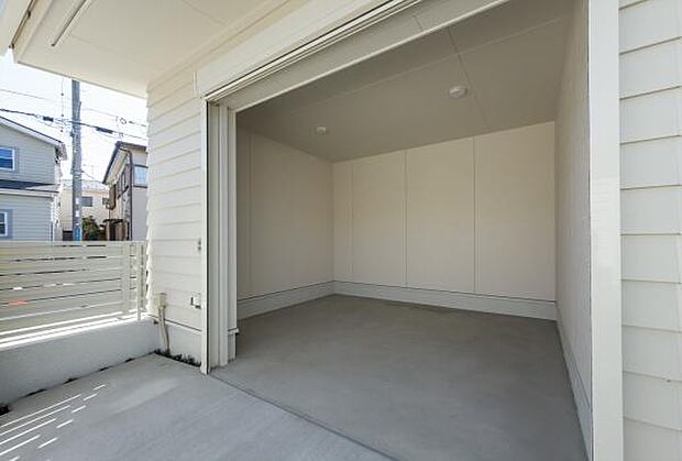 「ガレージ」バイク、趣味のスペースに大変便利。趣味のバイク置き場に、またはサーファーグッズや釣り用具などの収納庫に。