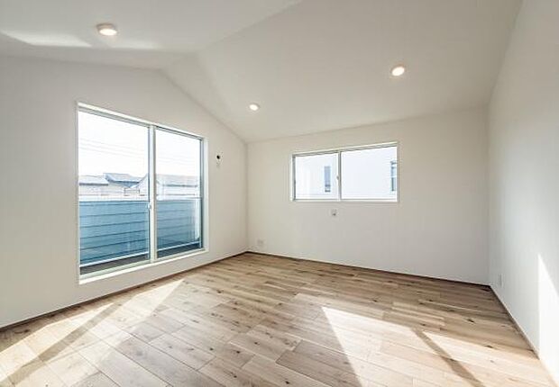 「主寝室」明るく広々主寝室。ダブルベッドも楽々配置可能です。