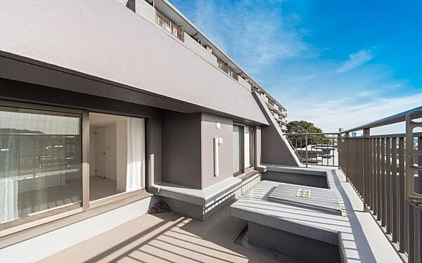 「広い使いやすいバルコニー」陽ざしがたっぷり降り注ぐ、広々としたバルコニー付き住まい。
