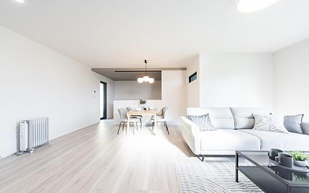 「上質な空間を」開放感と日当たりの良さに恵まれたリビング空間。上質な光は身体だけでなく心も温めてくれる。圧迫感のない空間を是非、ご堪能下さい。