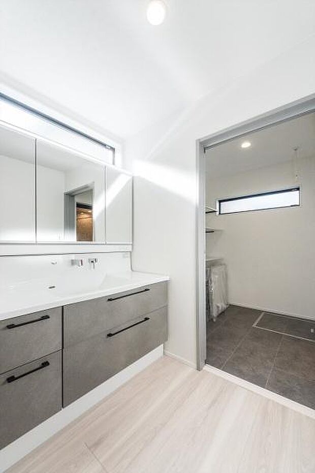 「快適なサニタリー空間」スタイリッシュでデザイン性の高いサニタリー空間です。