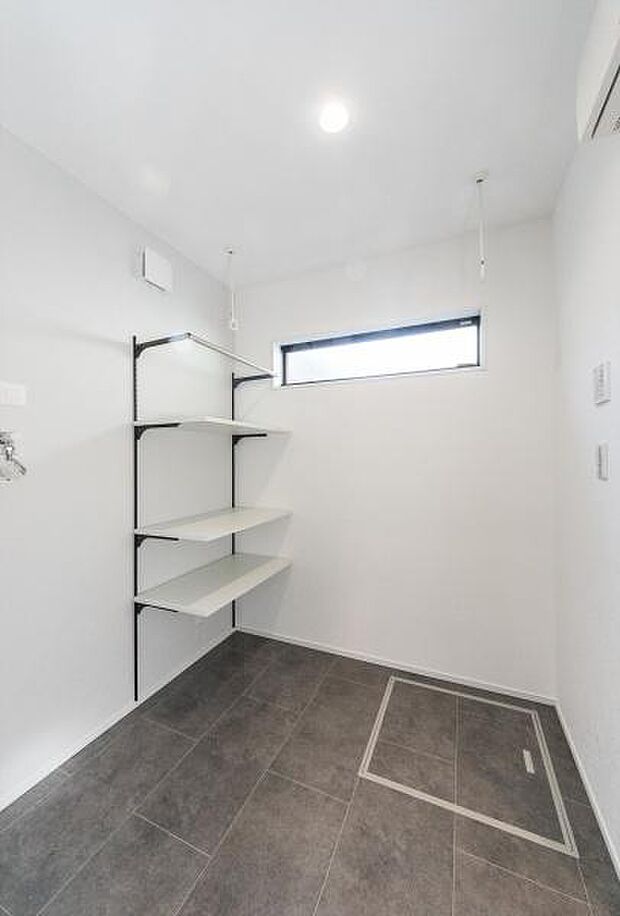 「ランドリールーム」室内干しも可能な広さ。収納棚も便利です。