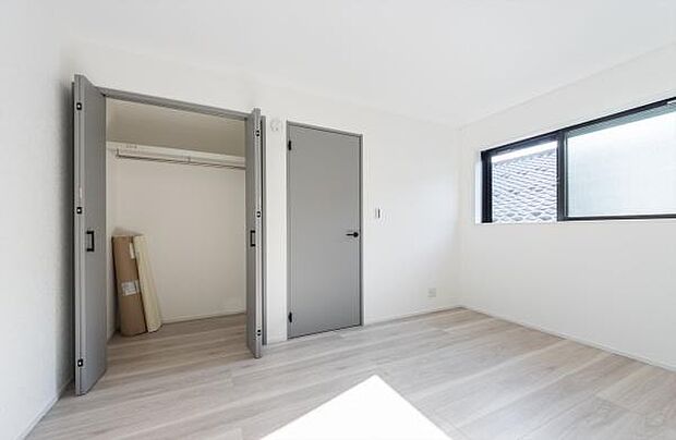 「クローゼット収納」大きく収納量豊富なクローゼット。奥行も納得サイズのクローゼット。