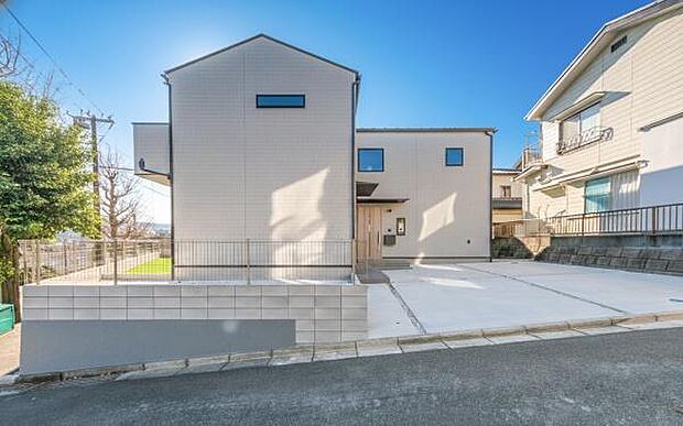 「広々カースペース」2台駐車可能な車庫スペース。