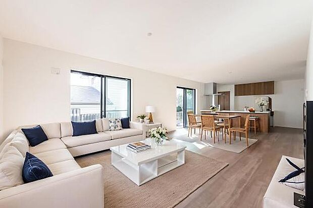 「上質な空間を」開放感と日当たりの良さに恵まれたリビング空間。（本画像はCGにて家具を配置しております。実際に家具はおかれておりません。）