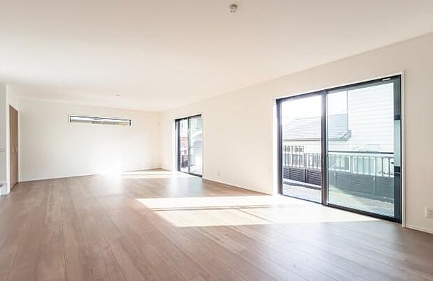 「家族が大好きなリビング」みんなが集まる広いリビング。みんなが大好きなリビングで家族団らん。みんなが集まるからこそ、一層の開放感を手にする素敵な住まい。