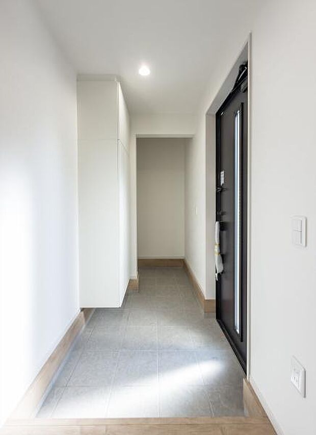 「ほっとする・・・マイホーム」玄関を開けて家に帰るとほっとする。普通で良い。それが玄関。