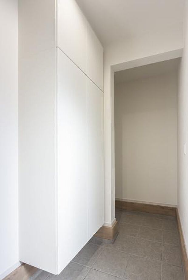 「玄関土間収納スペース」ベビーカーやゴルフバックなどの収納に大変便利。