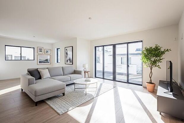 「上質な空間を」開放感と日当たりの良さに恵まれたリビング空間。（本画像はCGにて家具を配置しております。実際に家具はおかれておりません。）