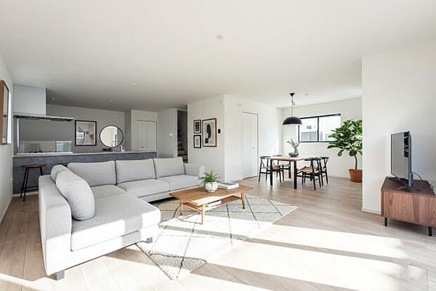 「上質な空間を」開放感と日当たりの良さに恵まれたリビング空間。（本画像はCGにて家具を配置しております。実際に家具はおかれておりません。）