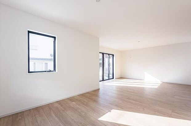 「明るく素敵な空間に」心地よい風が通り抜ける開放的なLDK。明るく清潔感あふれる空間で、心地よい毎日をお過ごしください。