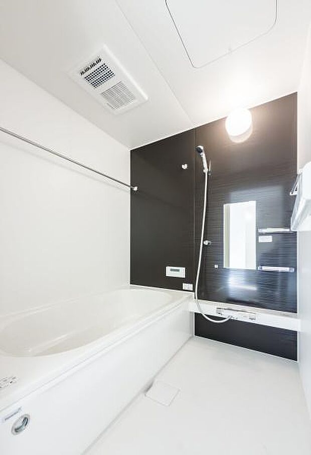 「疲れを癒す空間」広々とした雰囲気の良いバスルーム。お子様と一緒にお風呂に入る楽しみ、思い出の一ページが刻まれる大切な瞬間