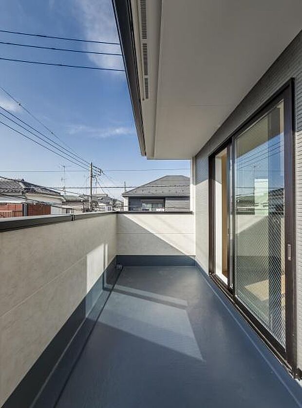 「広い使いやすいバルコニー」陽ざしがたっぷり降り注ぐ、広々としたバルコニー付き住まい。