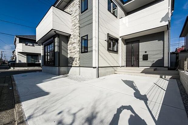 「広々カースペース」2台駐車可能な車庫スペース。（車種制限あり）