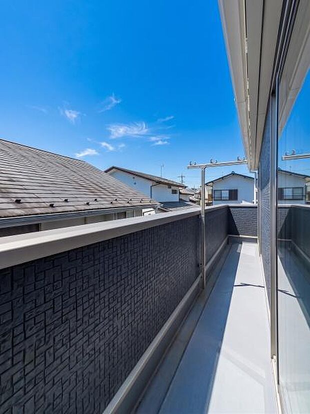 「広い使いやすいバルコニー」陽ざしがたっぷり降り注ぐ、広々としたバルコニー付き住まい。