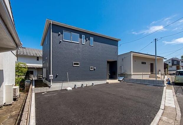 「広々カースペース横並び3台」車高を気にしなくて良い。広々駐車可能な車庫スペース。※3台駐車の場合は車種の制限あり