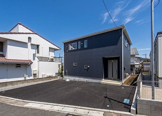 「街並みに溶け込むシンプルなデザイン」飽きのこないシンプルなデザイン。一生のマイホームだからずっとここで暮らしたい。家族の人生とともにあるマイホーム。
