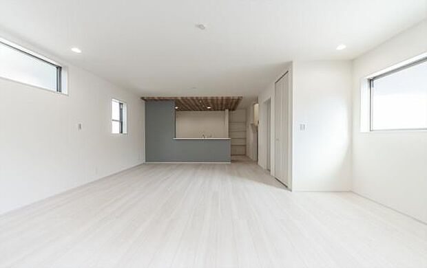 「家族が大好きなリビング」みんなが集まる広いリビング。みんなが大好きなリビングで家族団らん。みんなが集まるからこそ、一層の開放感を手にする素敵な住まい。