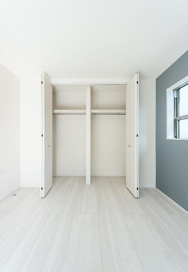 「クローゼット収納」奥行も納得サイズのクローゼット。