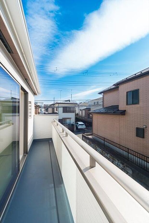 「広い使いやすいバルコニー」陽ざしがたっぷり降り注ぐ、広々としたバルコニー付き住まい。